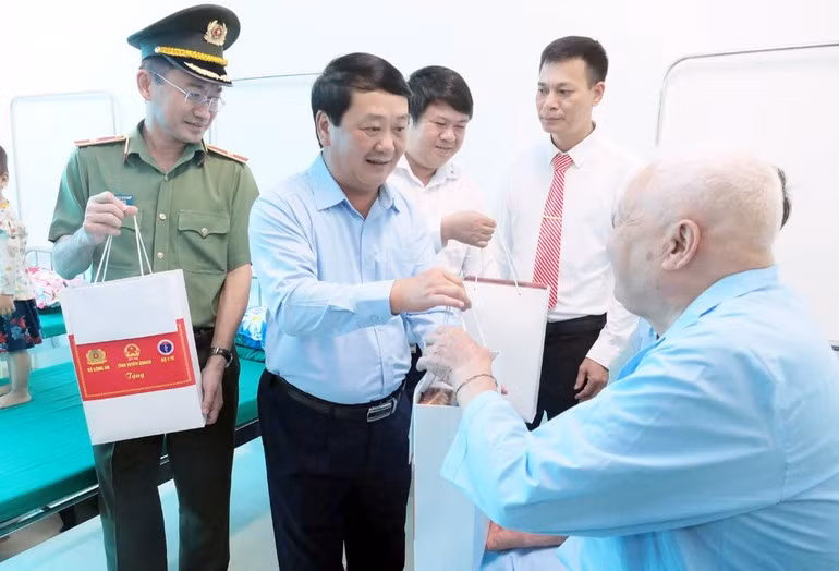 宣光省委书记候阿令向正在官坝地区综合医院接受治疗的病人赠送礼物。