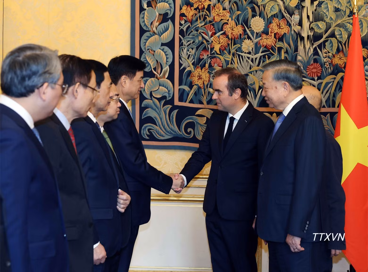 越共中央总书记、国家主席苏林向法国总理塞巴斯蒂安·勒科尔尼介绍越方代表团成员。