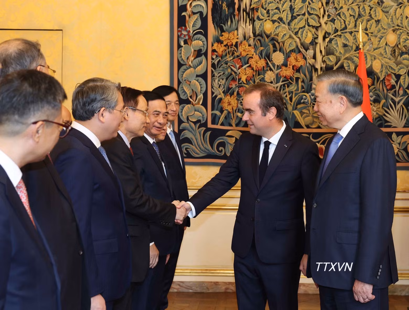 越共中央总书记、国家主席苏林向法国总理塞巴斯蒂安·勒科尔尼介绍越方代表团成员。