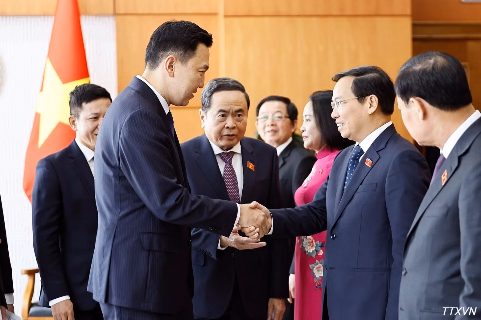 越南国会主席陈青敏向蒙古国总理尼亚木奥斯尔·乌其尔勒介绍越方代表团成员。