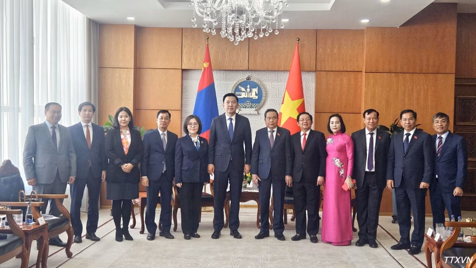 越南国会主席陈青敏会见蒙古国总理尼亚木奥斯尔·乌其尔勒【组图】 ảnh 1