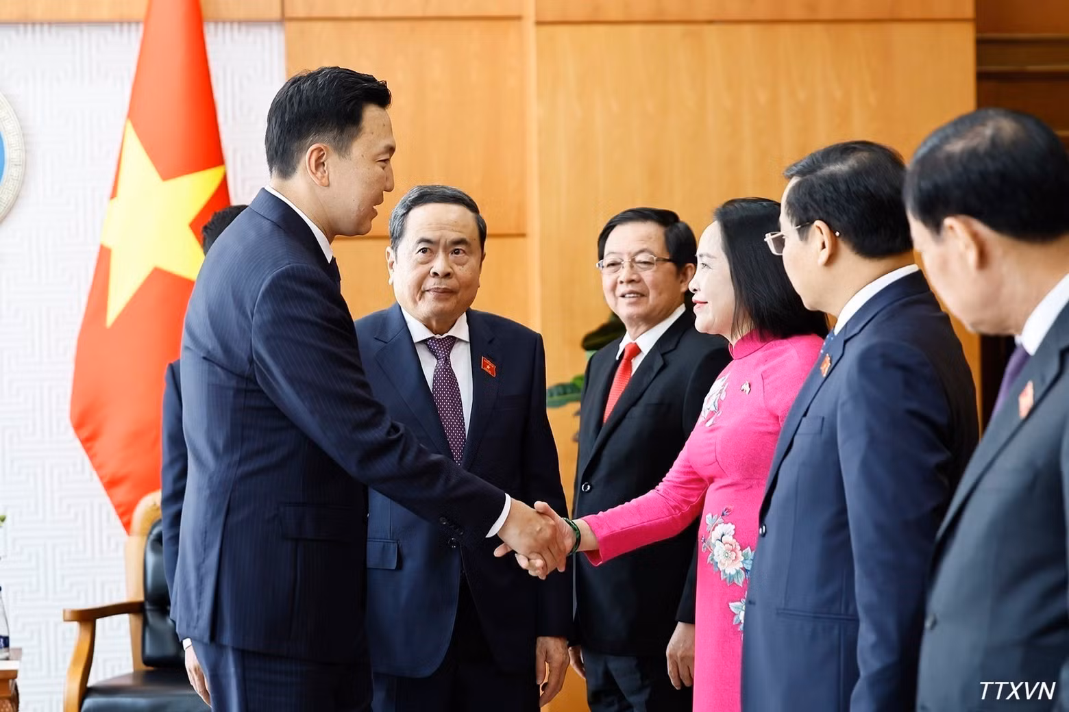 越南国会主席陈青敏向蒙古国总理尼亚木奥斯尔·乌其尔勒介绍越方代表团成员。