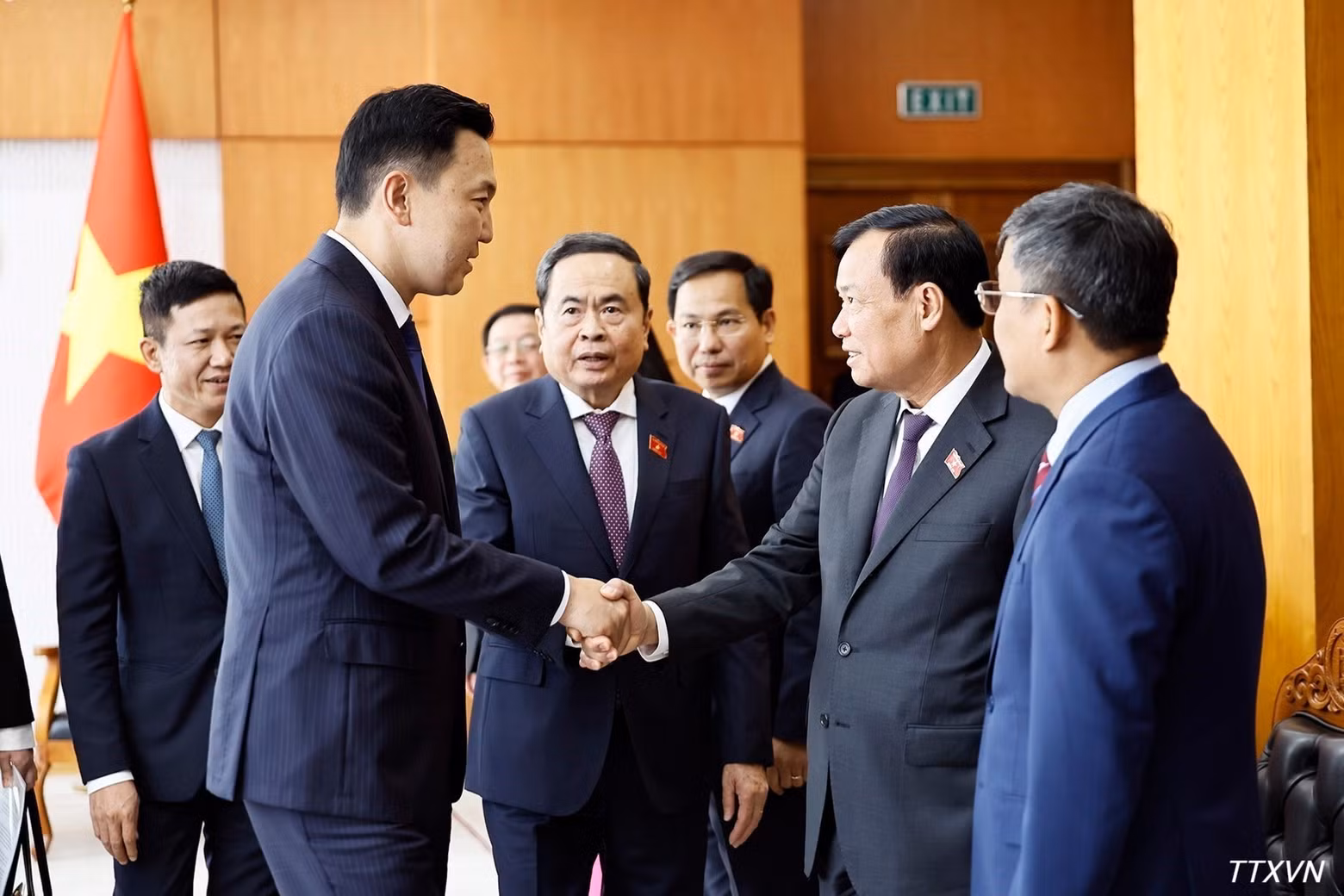 越南国会主席陈青敏向蒙古国总理尼亚木奥斯尔·乌其尔勒介绍越方代表团成员。