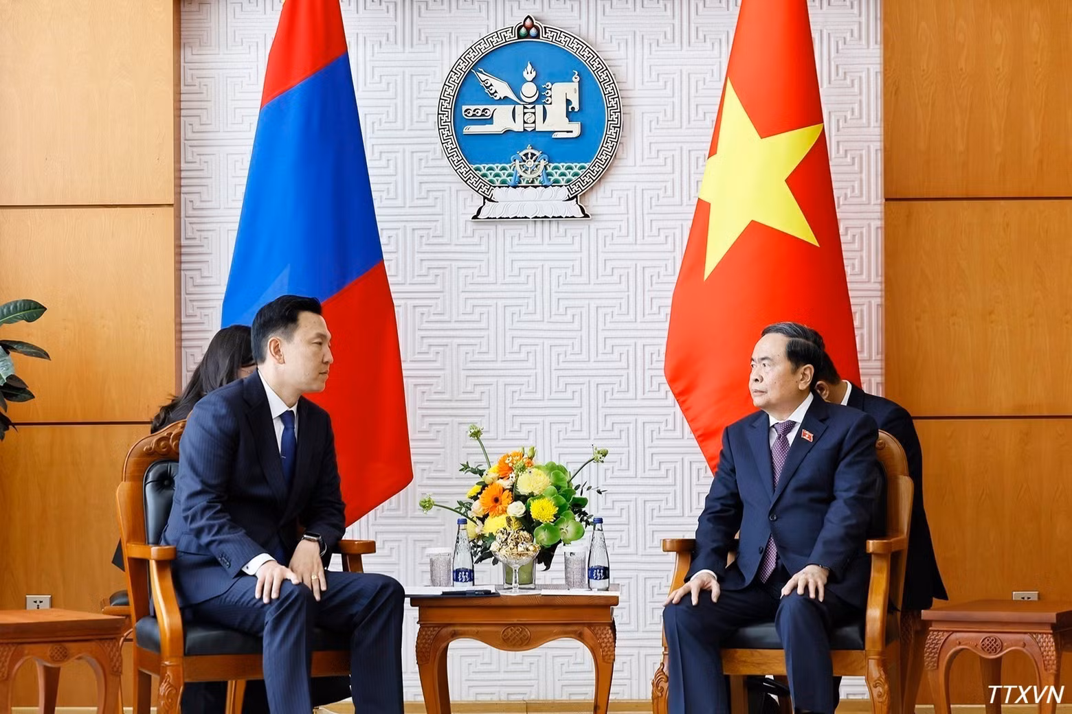 越南国会主席陈青敏会见蒙古国总理尼亚木奥斯尔·乌其尔勒。