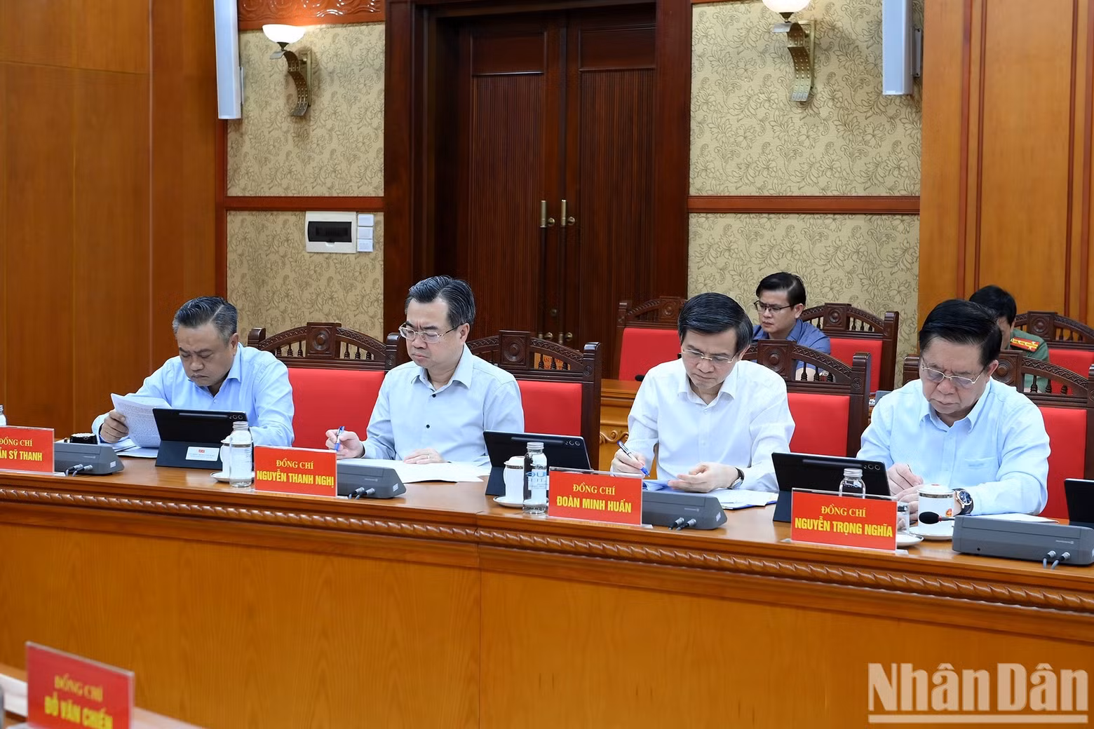 出席会议的各位党和国家领导人以及各位代表。