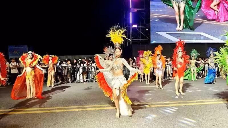 今年下龙狂欢节热情洋溢的街头舞蹈表演现场。