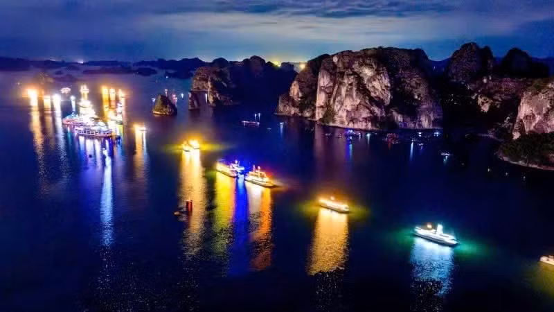 数十艘游船灯火辉映，映照下龙湾世界遗产之美。
