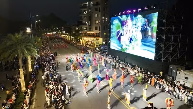 2026年下龙狂欢节现场气氛热烈，色彩绚丽缤纷。