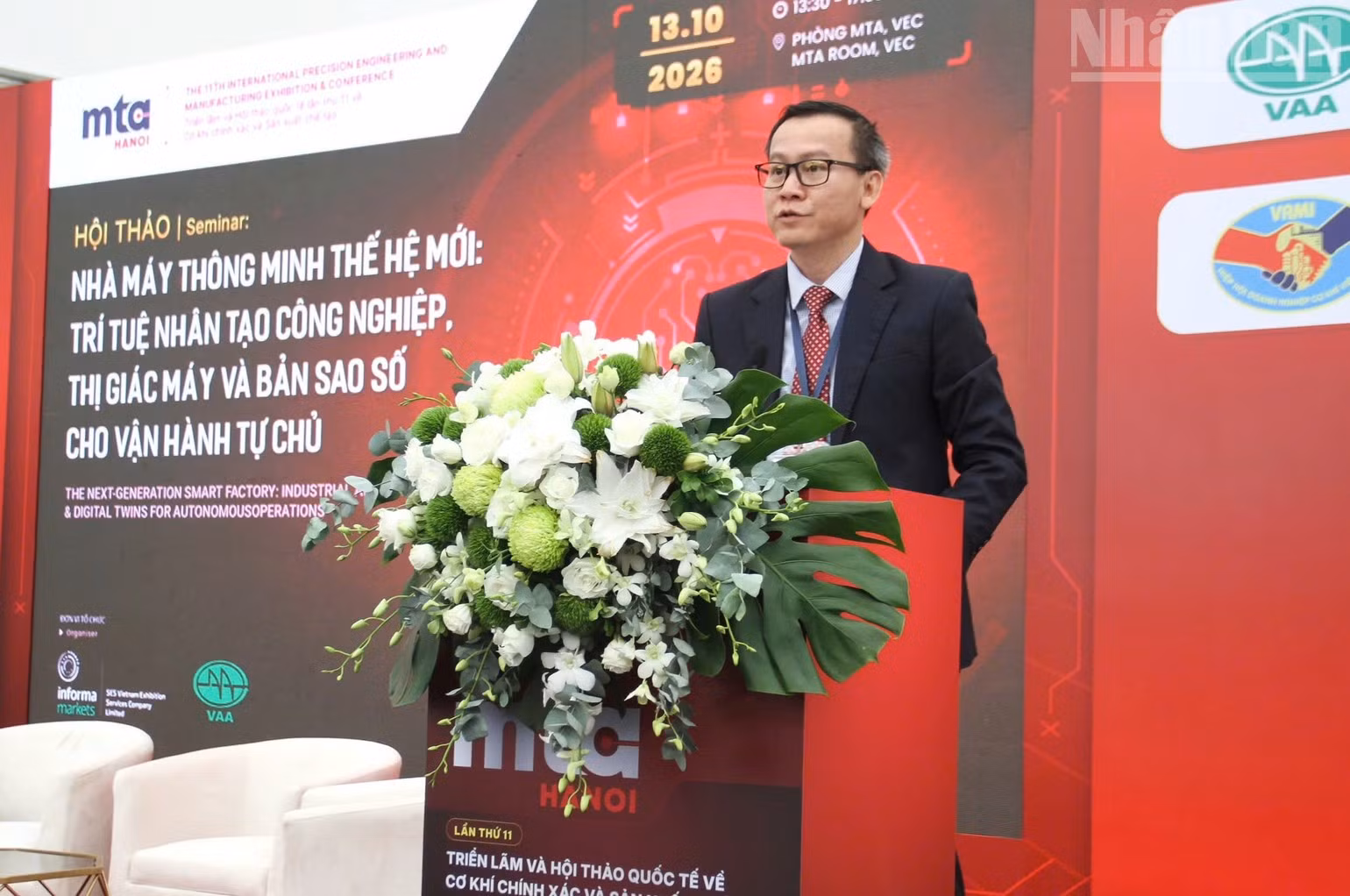 越南自动化协会秘书长杜元兴在2026年河内国际精密机械与制造技术展览会框架内举行的“新一代智能工厂”研讨会上发言。（宝银 摄）