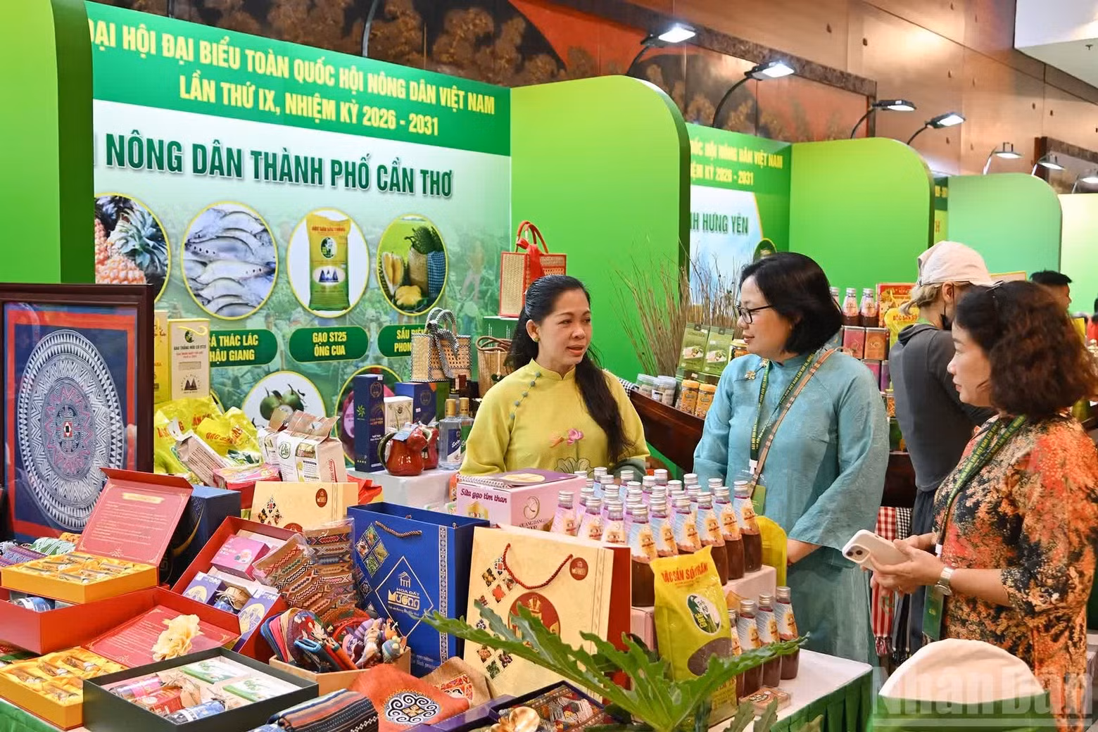 与会代表在芹苴农民协会展区参观和了解当地农产品。