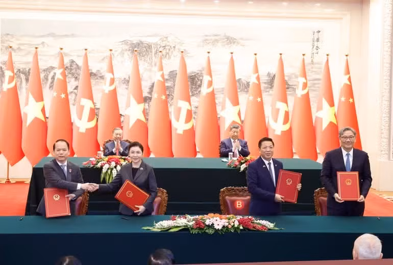 越共中央总书记、越南国家主席苏林和中共中央总书记、中国国家主席习近平出席两国合作文件签字仪式。（图片来源：越通社）