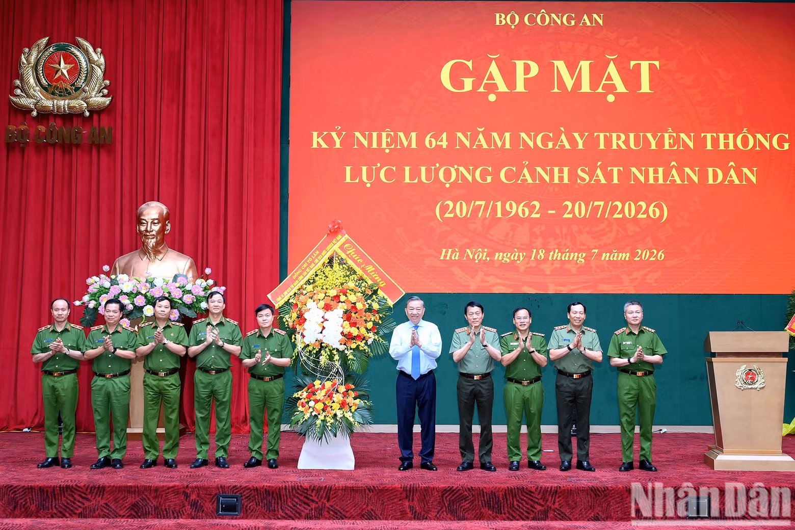 越共中央总书记、国家主席苏林向人民警察力量赠送鲜花。