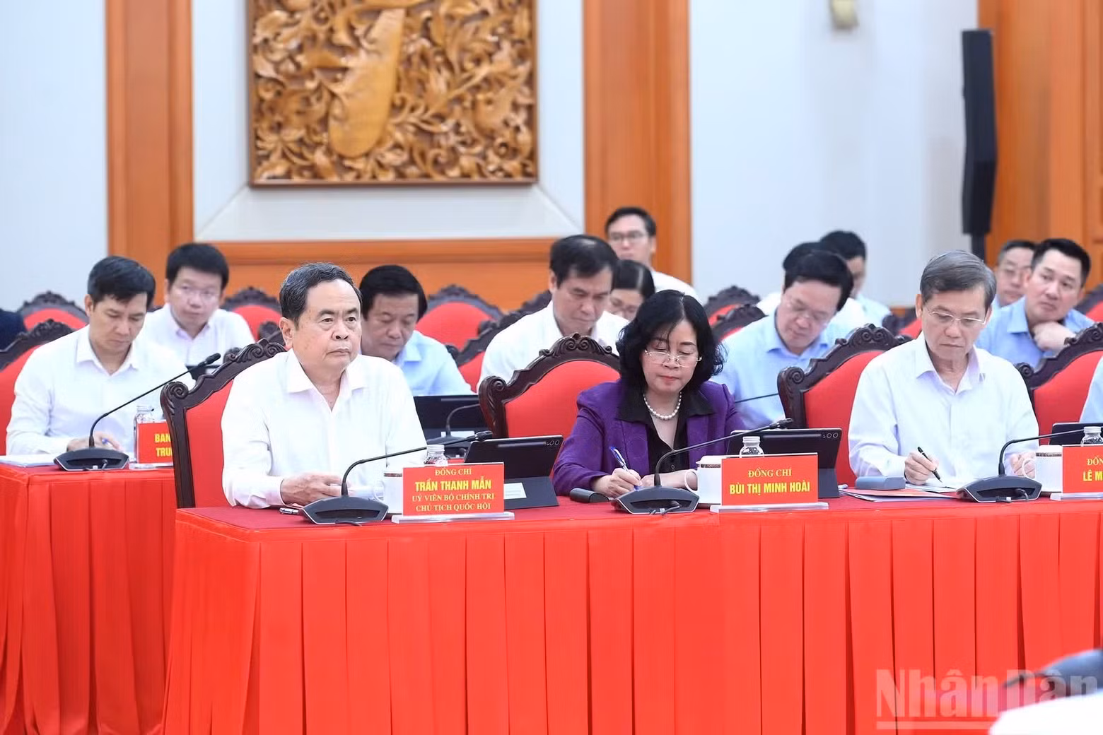 国会主席陈青敏和各位领导以及各位代表出席会议。