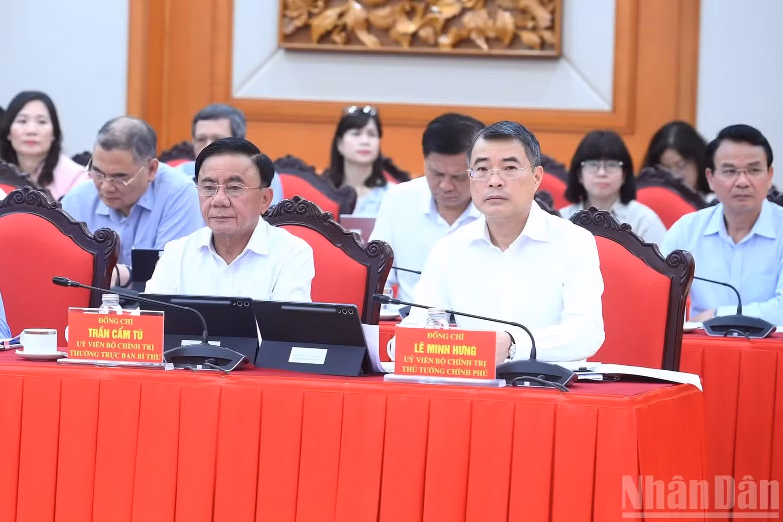 政府总理黎明兴和越共中央书记处常务书记陈锦秀以及各位代表出席会议。