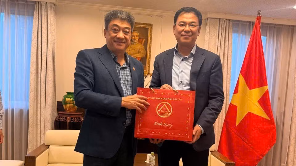得乐省人民议会常务副主席徐泰江向越南驻日本大使馆赠送礼物。（图片来源：越南《人民报》）