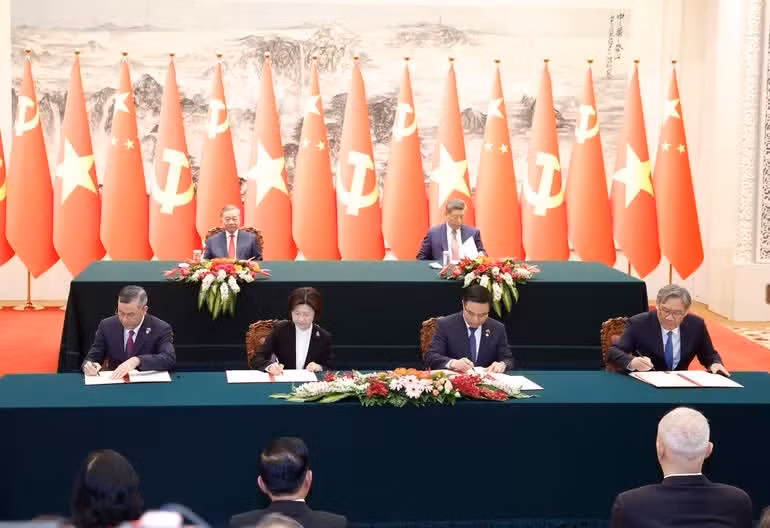 越共中央总书记、国家主席苏林和中共中央总书记、国家主席习近平出席两国合作文件签字仪式。（图片来源：越通社）