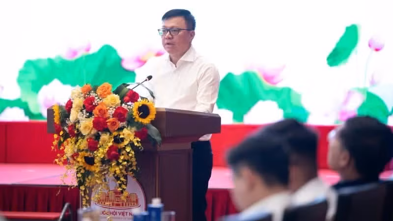 越共中央委员、《人民报》社总编辑、中央宣教与民运部副部长、越南新闻工作者协会主席黎国明在见面会上发表讲话。（维灵 摄）