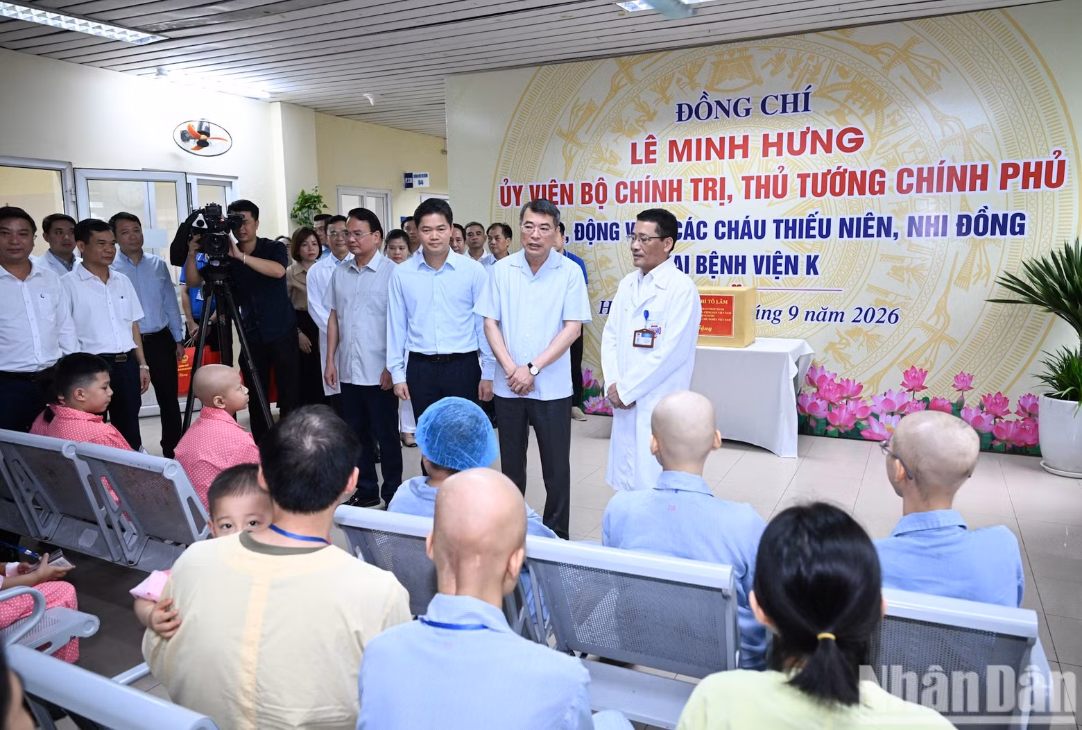 政府总理黎明兴看望慰问住院患儿并送上慰问品，鼓励他们勇敢战胜疾病。