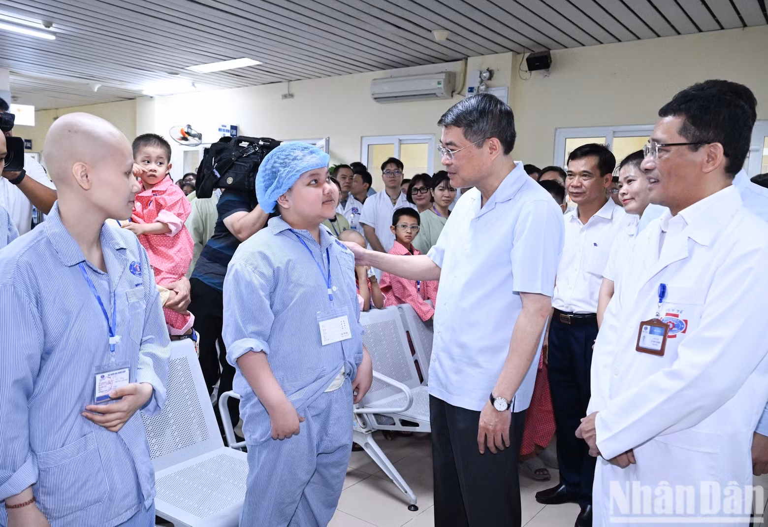 政府总理黎明兴看望慰问住院患儿并送上慰问品，鼓励他们勇敢战胜疾病。