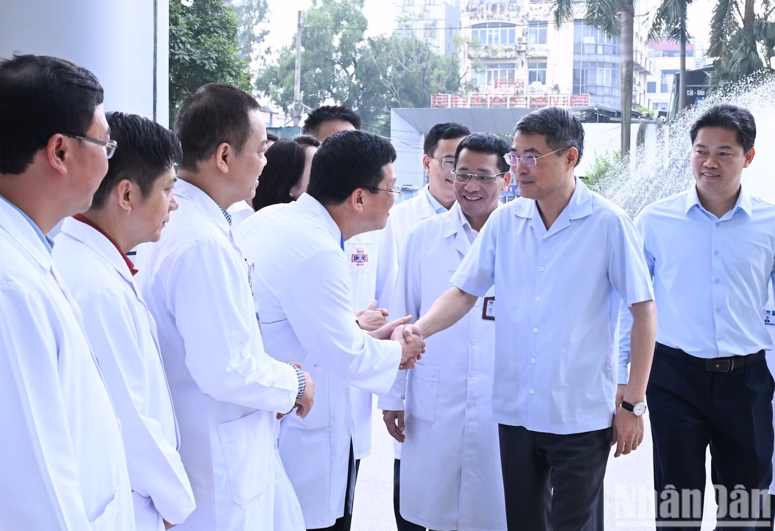 越南政府总理黎明兴走访慰问河内市K医院新潮院区并向患儿赠送中秋慰问品【组图】 ảnh 1