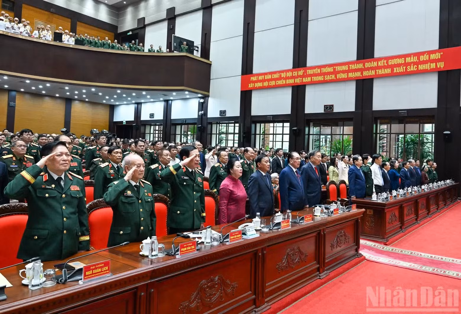 越共中央总书记、国家主席苏林与党和国家领导人、原领导人以及各位代表向国旗致敬。