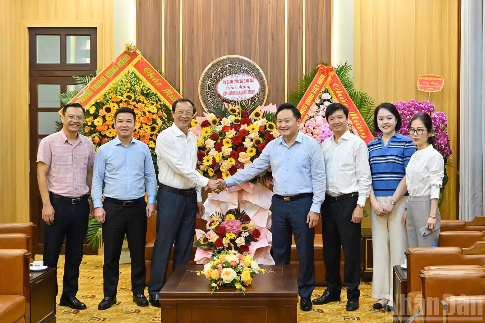 越南《人民报》社副总编辑潘文雄会见越南教育与培训部常务副部长范玉赏为团长的教育与培训部工作代表团。