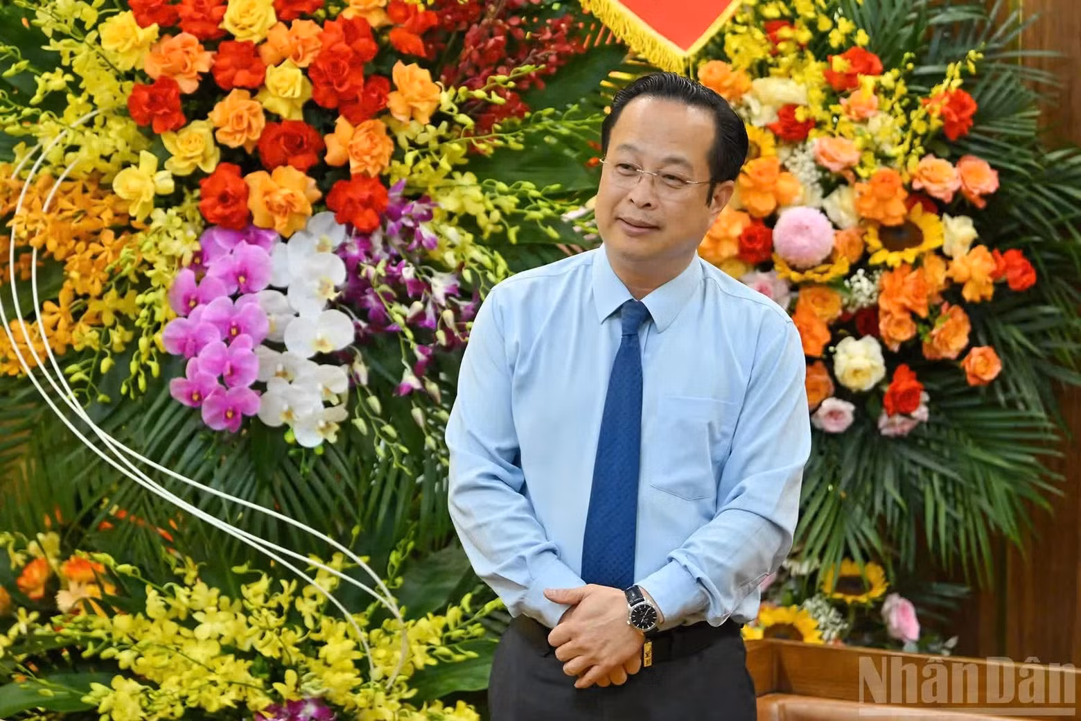 受河内市领导委托，陈世疆同志向越南《人民报》社领导集体、干部、记者、编辑、撰稿人以及全体工作人员致以祝贺，并对过去10年（2016—2026年）越南《人民报》与河内市党委和政府之间的合作成果表示欣慰。双方共同努力，在宣传合作工作中密切配合，越南《人民报》积极宣传和全面报道了首都河内政治、经济、社会等各方面的发展情况。