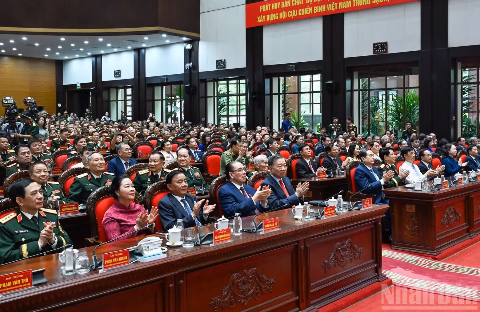 越共中央总书记、国家主席苏林和各位党和国家领导人、原领导人以及各位代表一同出席大会。