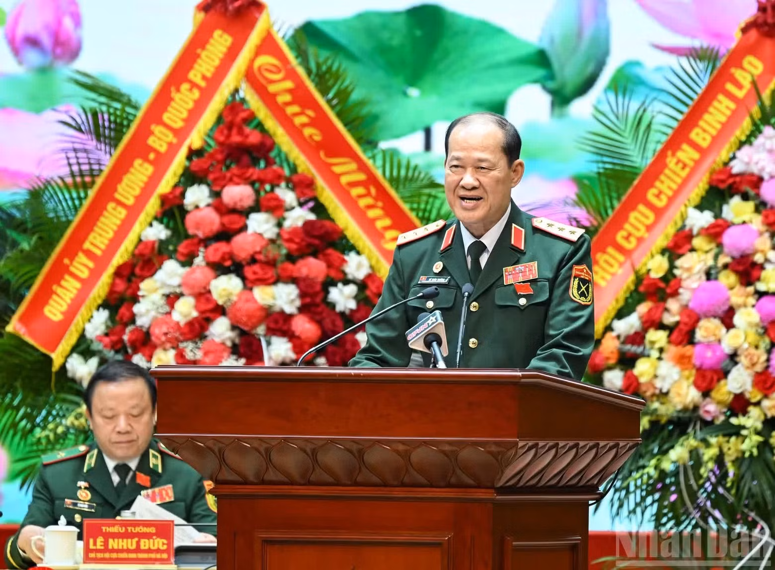 越南退伍军人协会主席 闭春长上将在大会开幕仪式上发表讲话。