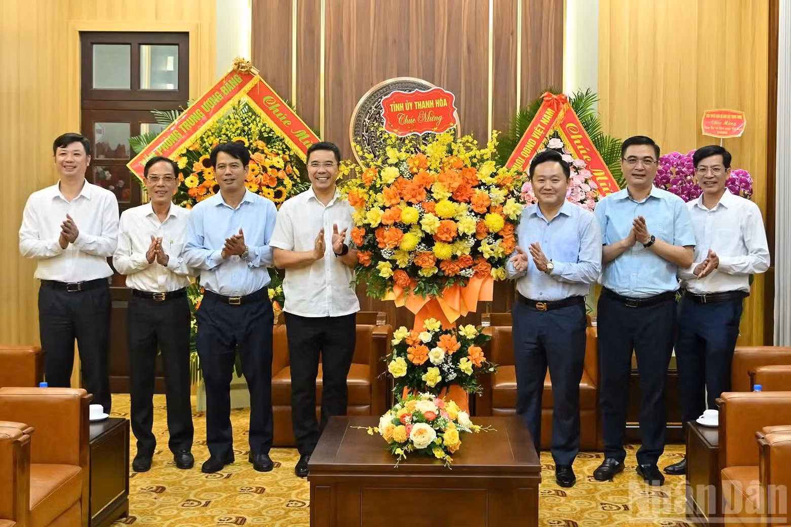 越南《人民报》社副总编辑潘文雄会见越共中央候补委员、清化省省委常务副书记、省人民议会主席阮宏峰为团长的清化省工作代表团。会见时，潘文雄同志强调，《人民报》将继续与清化省相关单位保持密切合作，及时报道经济社会发展实践以及各项方针政策的贯彻落实情况，为推动当地发展作出积极贡献。