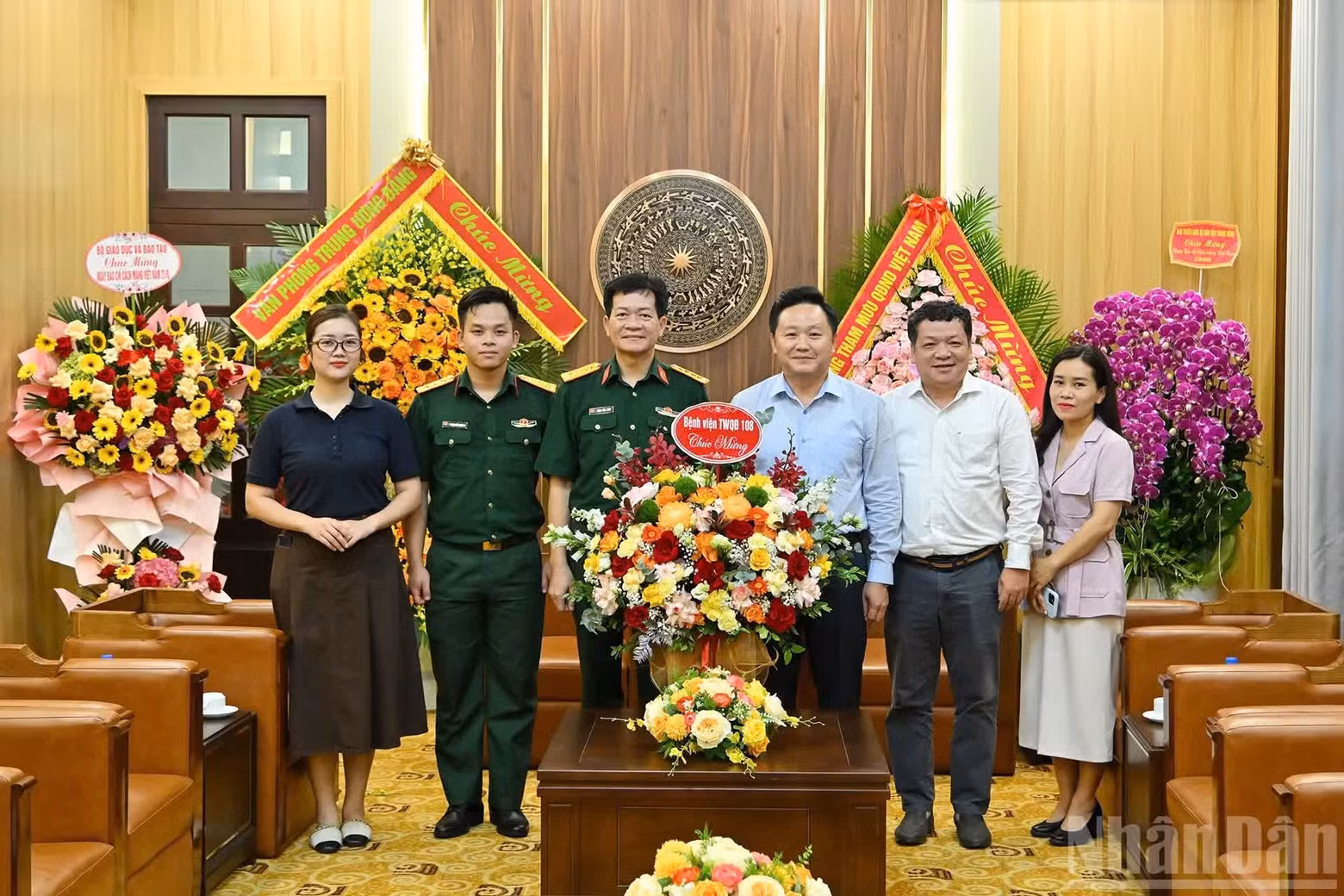越南《人民报》社副总编辑潘文雄会见以108号中央军队医院政治副主任范廷创大校为团长的108号中央军队医院工作代表团。