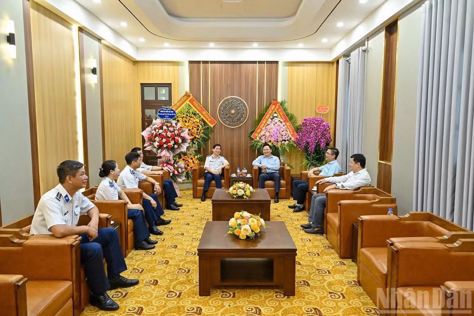 越南《人民报》社副总编辑潘文雄会见以越南海警司令部政委裴国威中将为团长的越南海警司令部代表团。会见中，裴国威中将对《人民报》长期以来与越南海警力量保持密切配合，及时报道其各项活动表示感谢，并希望《人民报》继续加大对维护海洋与岛屿主权的任务以及建设革命化、正规化、精锐化、现代化的海警力量的宣传力度。