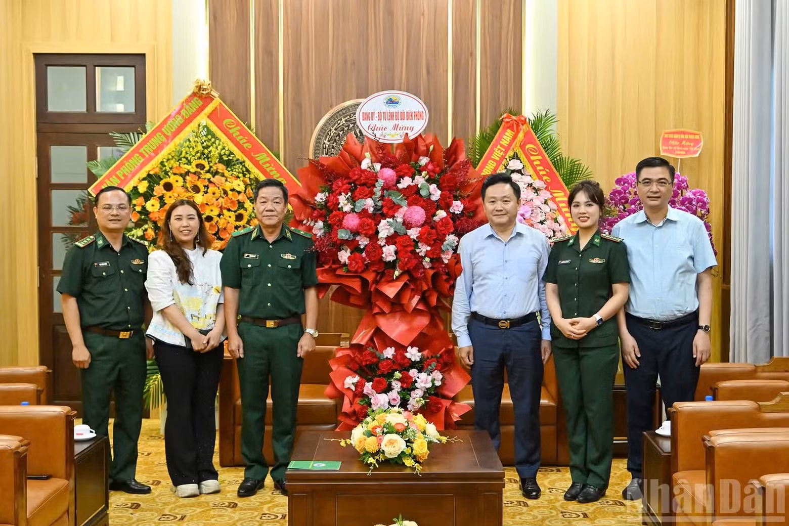 越南《人民报》社副总编辑潘文雄会见以边防部队政治副主任文玉桂少将为团长的边防司令部党委工作代表团。
