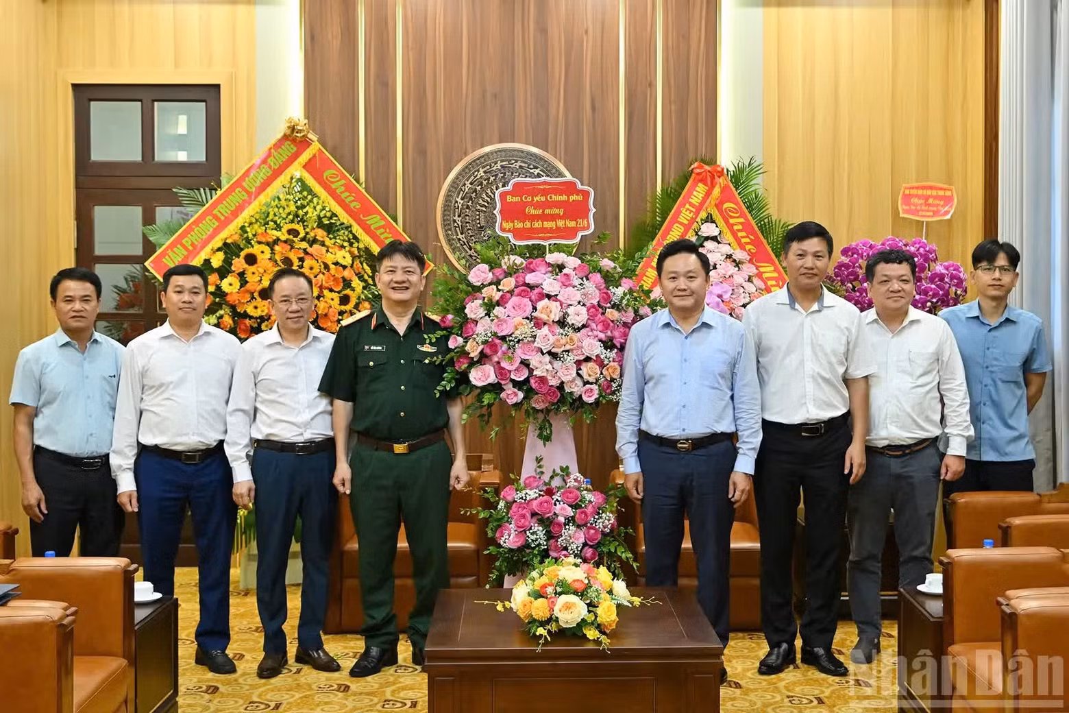 越南《人民报》社副总编辑潘文雄会见以政府机要委员会副主任胡文香少将为团长的政府机要委员会工作代表团。