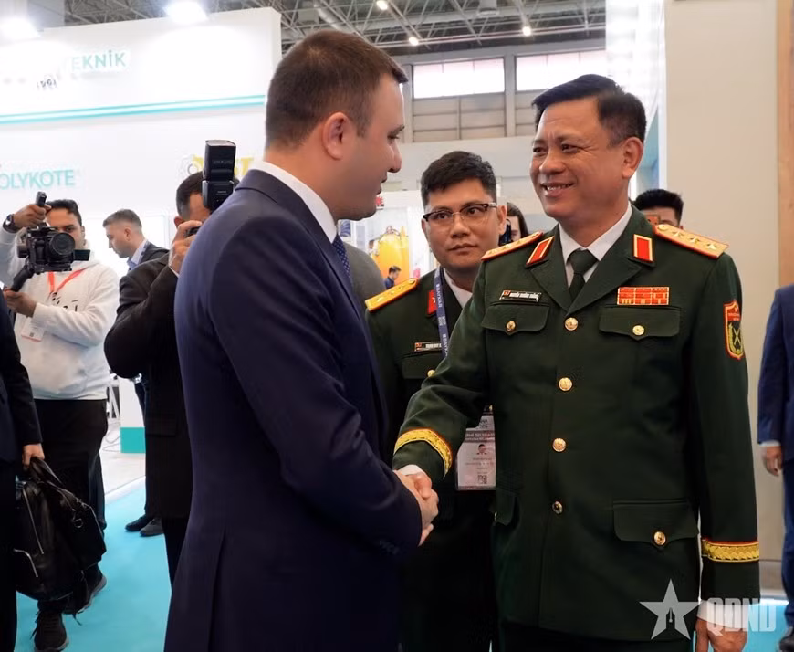 阮长胜上将和阿塞拜疆国防部副部长阿吉尔·古尔巴诺夫。（图片来源：越南人民军队报）