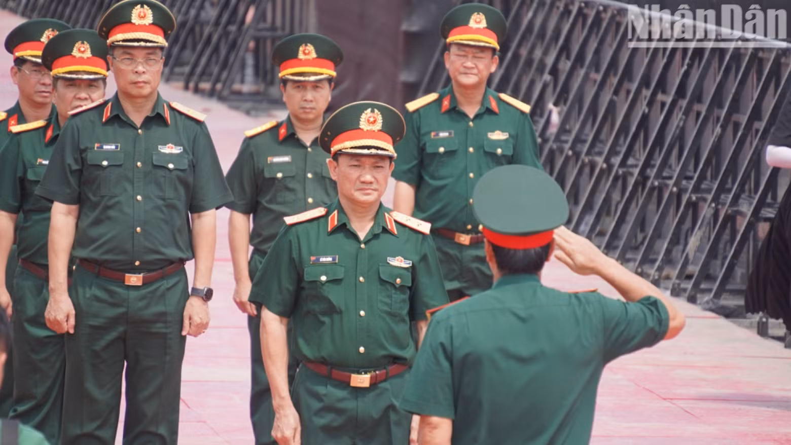 越南人民军副总参谋长黎文向中将听取排练情况汇报。