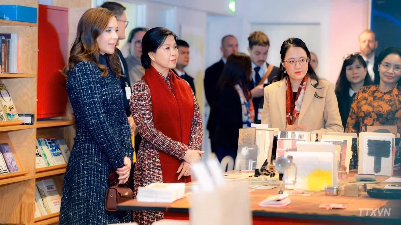 越共中央总书记、国家主席苏林夫人吴芳璃和丹麦王后玛丽共同参观BIBLIOTEKET Rentemestervej图书馆及社区文化中心。（图片来源：越通社）