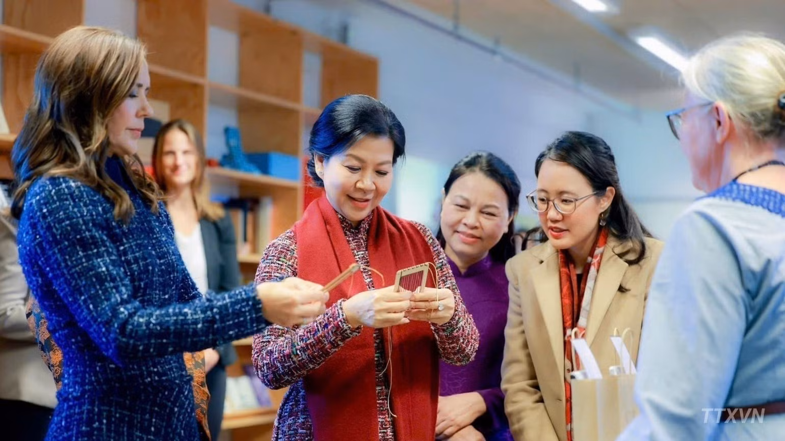 越共中央总书记、国家主席苏林夫人吴芳璃和丹麦王后玛丽共同参观BIBLIOTEKET Rentemestervej图书馆及社区文化中心。（图片来源：越通社）