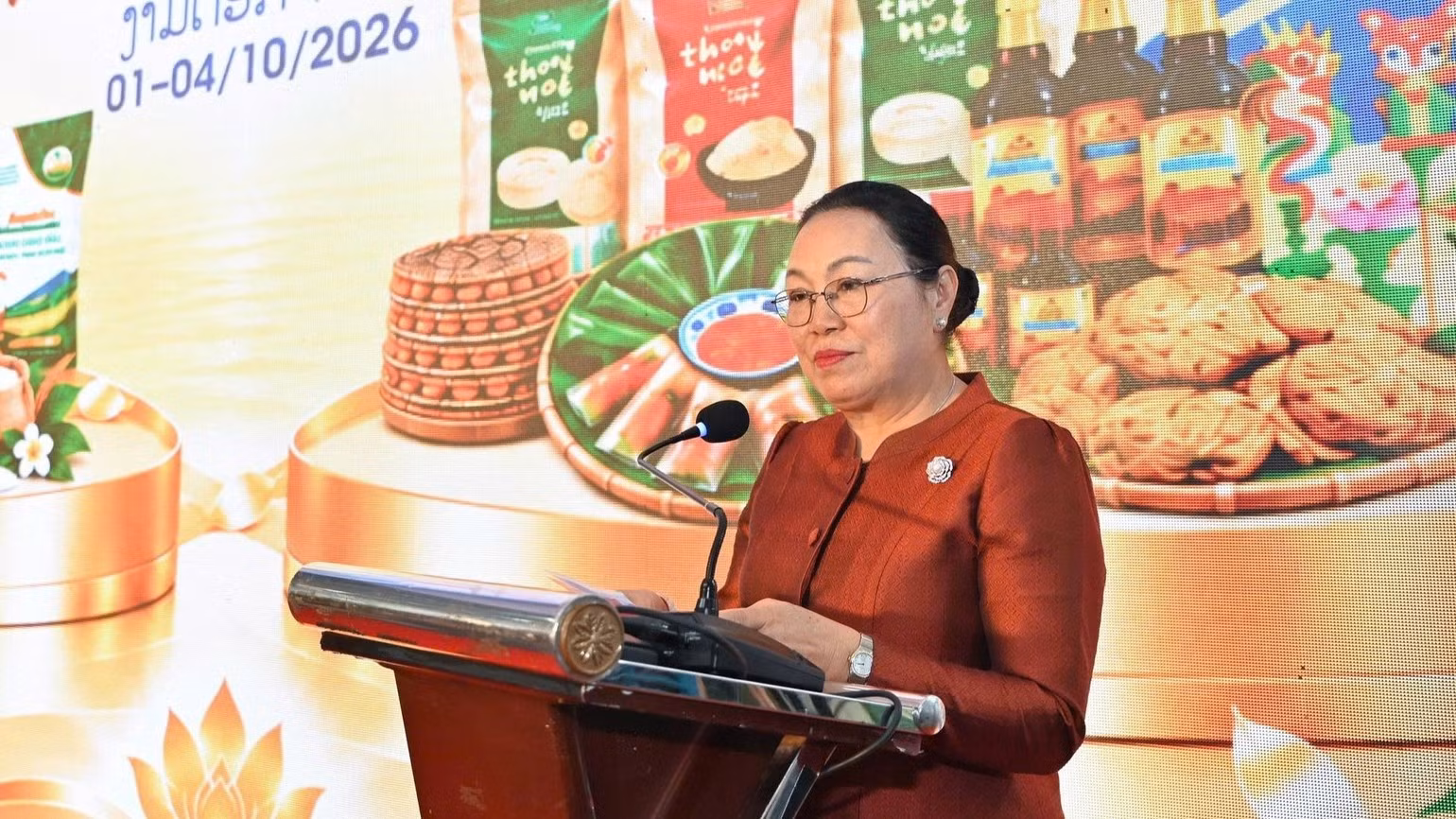 老挝驻越南大使坎葆·恩塔万在活动上发表讲话。（图片来源：越南《人民报网》）