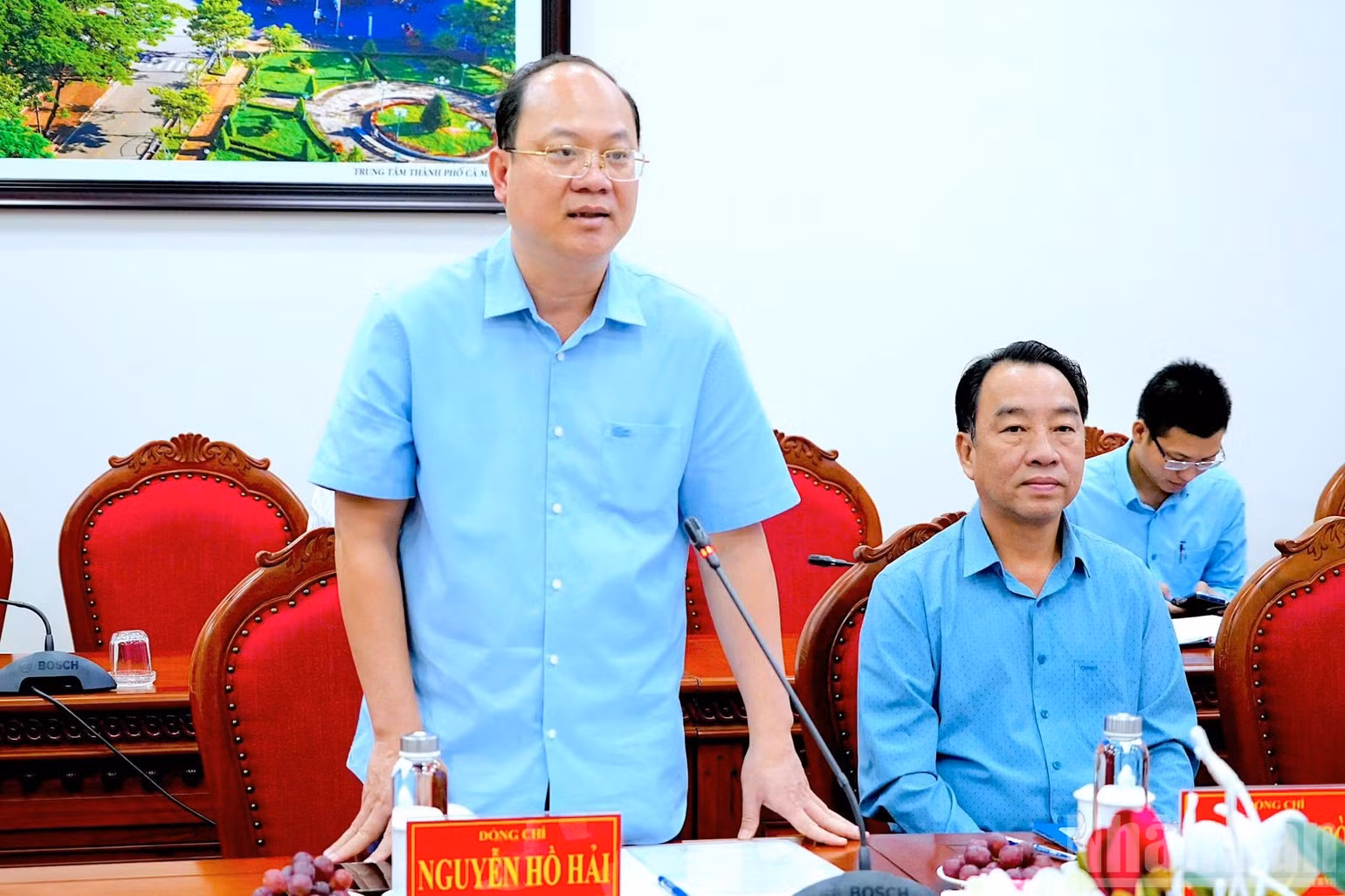 越共中央委员、金瓯省省委书记、省国会代表团团长阮胡海在会上发表讲话。（友松 摄）