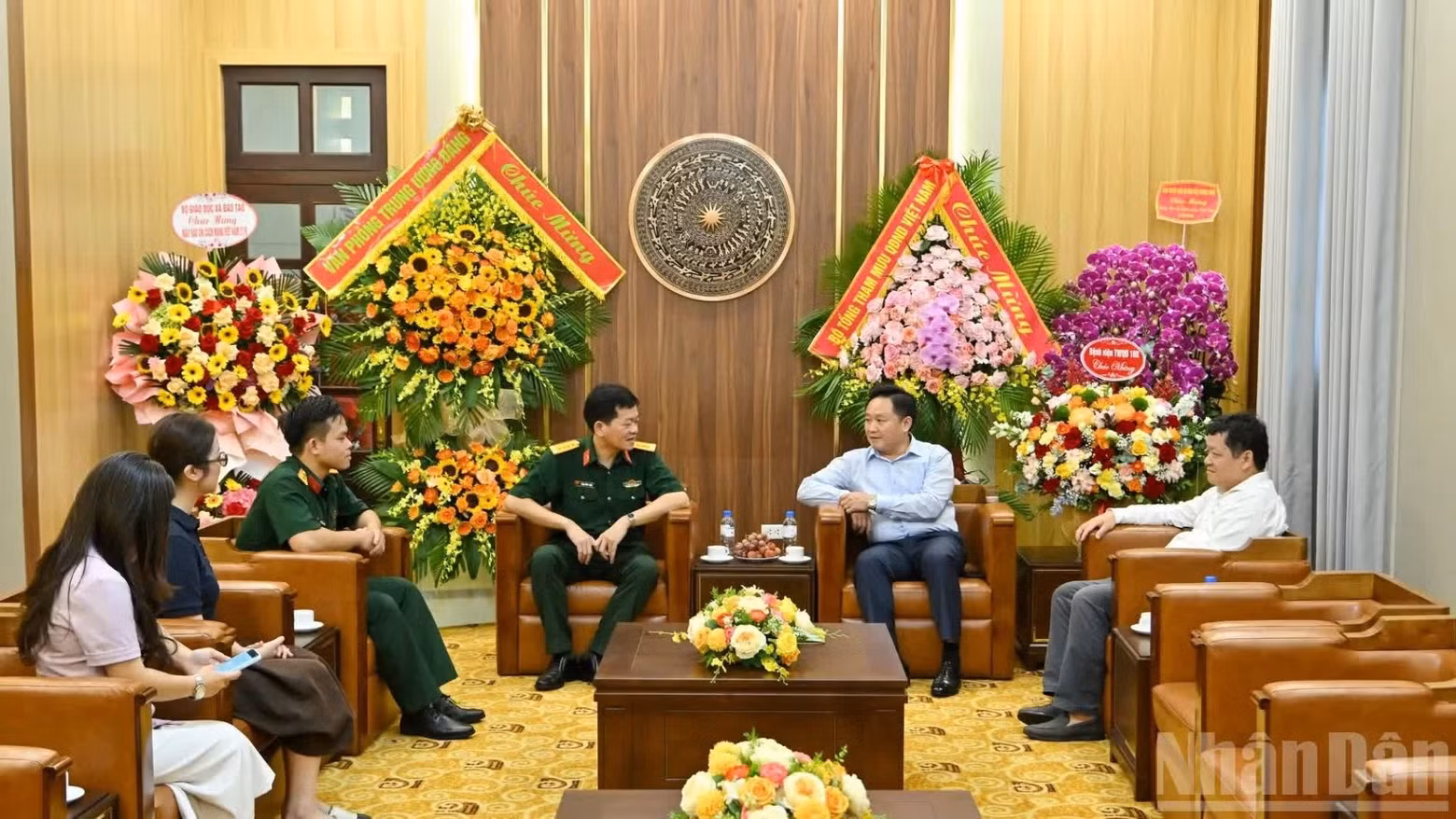 会见上，潘文雄同志代表越南《人民报》社领导班子对108号中央军队医院领导和全体医护人员的关心表示感谢，并希望双方继续保持密切合作，共同传播军队医疗卫生领域的成就以及人民健康服务相关活动的积极成果。
