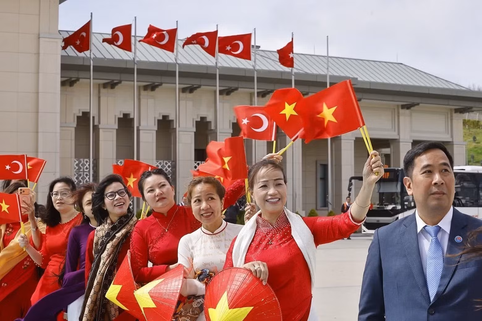 国会主席陈青敏和夫人的欢迎仪式在伊斯坦布尔市伊斯坦布尔机场举行。（图片来源：越通社）