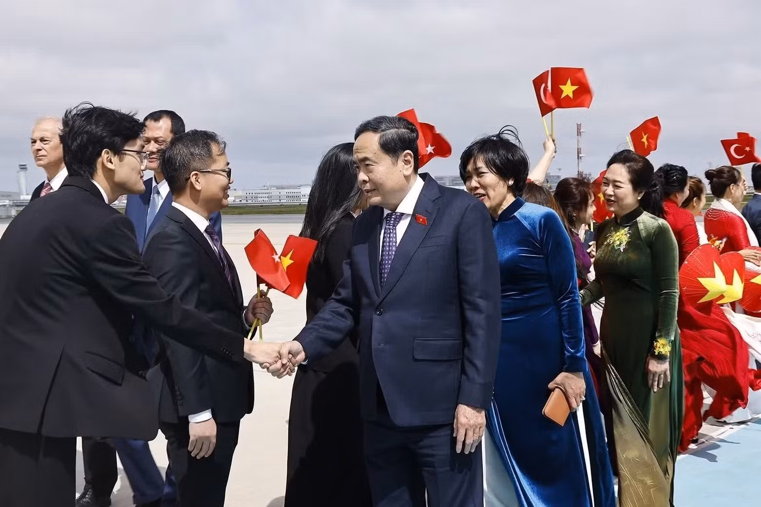 国会主席陈青敏和夫人的欢迎仪式在伊斯坦布尔市伊斯坦布尔机场举行。（图片来源：越通社）