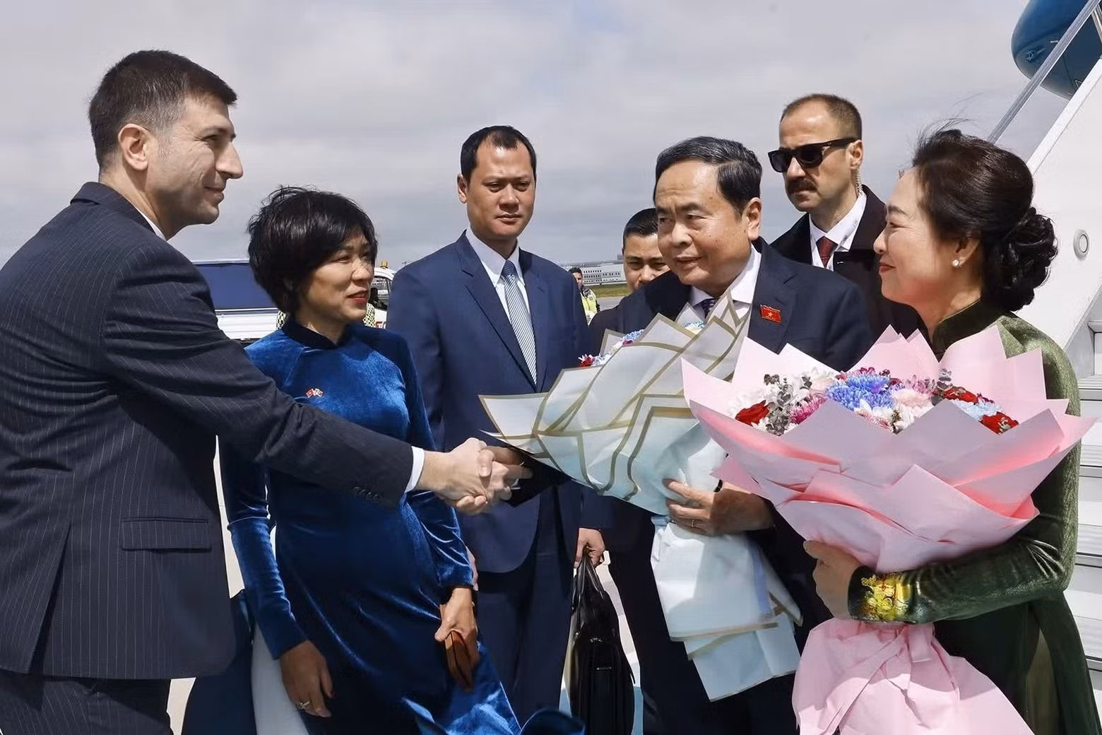 国会主席陈青敏和夫人的欢迎仪式在伊斯坦布尔市伊斯坦布尔机场举行。（图片来源：越通社）
