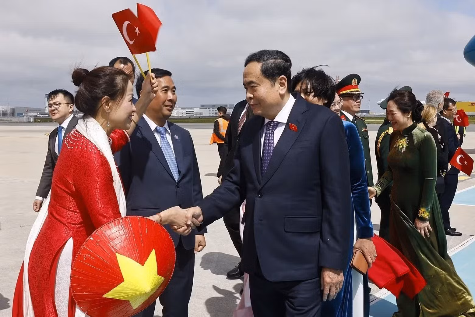 国会主席陈青敏和夫人的欢迎仪式在伊斯坦布尔市伊斯坦布尔机场举行。（图片来源：越通社）