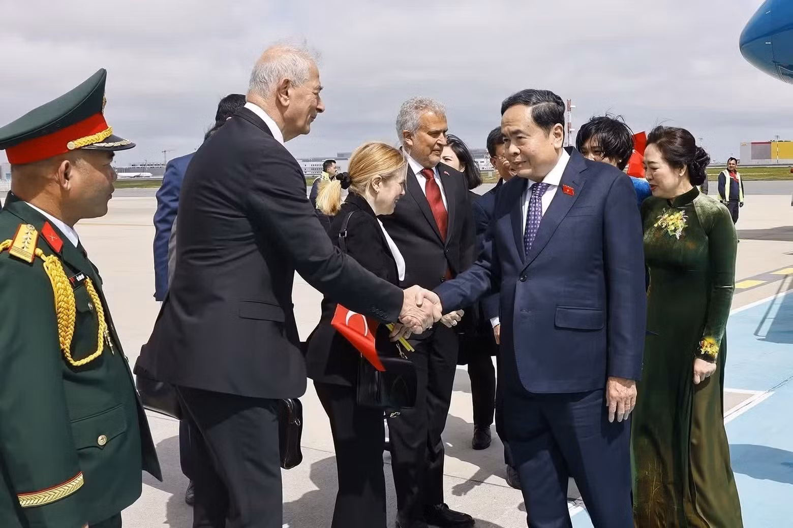 国会主席陈青敏和夫人的欢迎仪式在伊斯坦布尔市伊斯坦布尔机场举行。（图片来源：越通社）