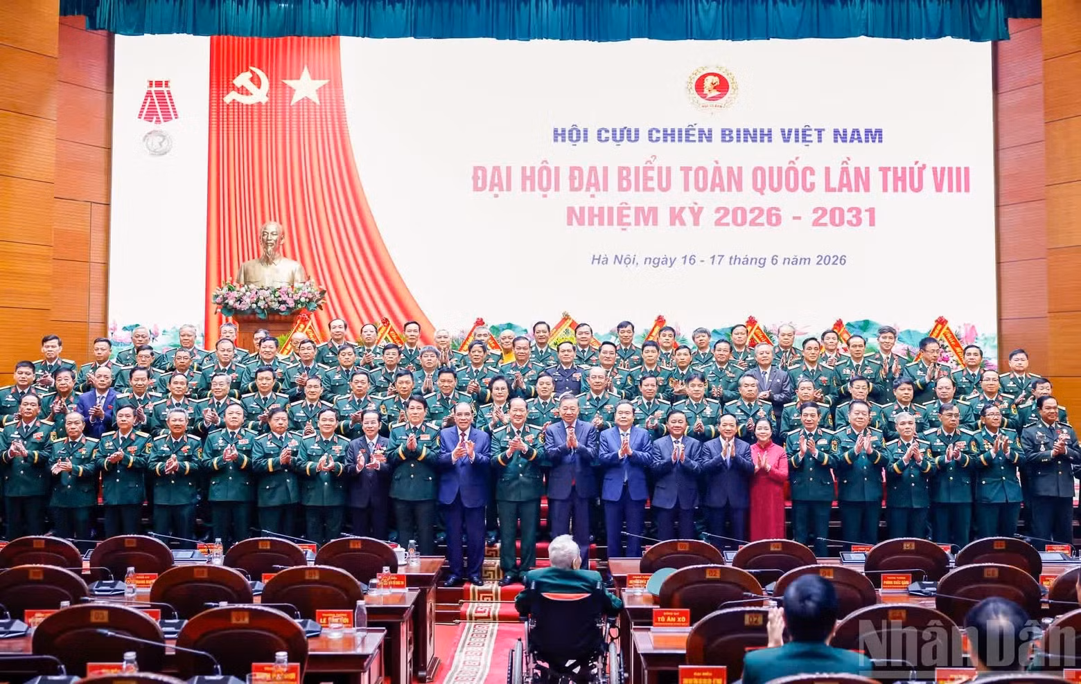 越共中央总书记、国家主席苏林与党和国家领导人、原领导人以及各位代表合影。