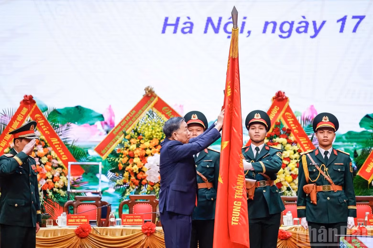 越共中央总书记、国家主席苏林向越南退伍军人协会授予胡志明勋章。
