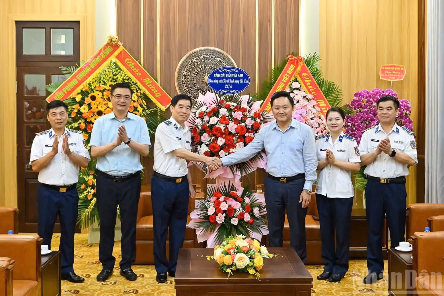 越南《人民报》社副总编辑潘文雄会见以越南海警司令部政委裴国威中将为团长的越南海警司令部代表团