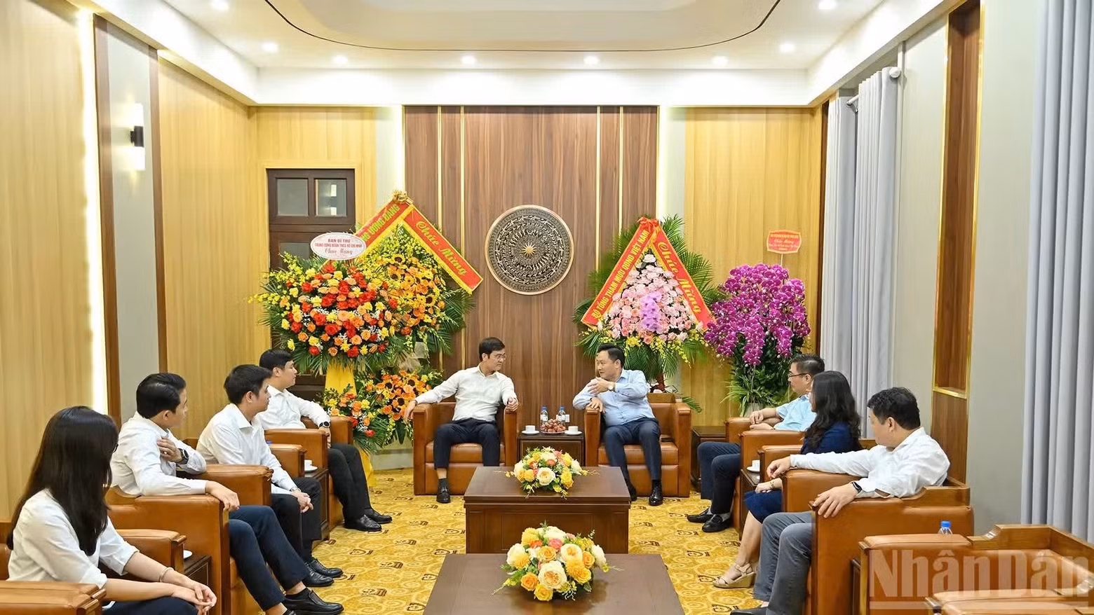 越南《人民报》社副总编辑潘文雄会见以越共中央委员、胡志明共青团中央委员会第一书记裴光辉为团长的胡志明共青团中央委员会工作代表团。